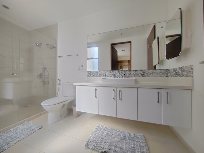 ALQUILO APARTAMENTO DE LUJO EN BOSQUES DE ESCAZU, 3 HAB, SALA TV, VISTA