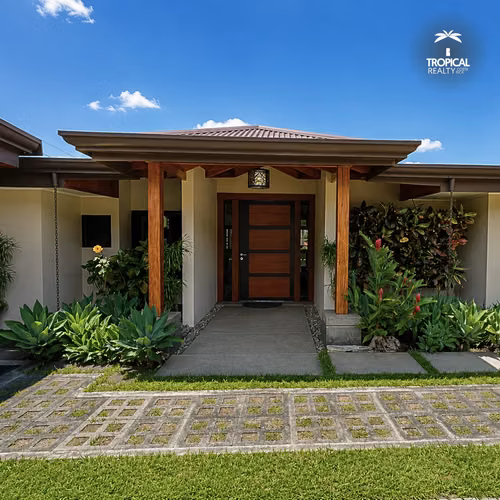 Casa Remodelada de Una Planta en Venta en Piedades de Santa Ana con Amplio Terreno y Privacidad - Imagen 2