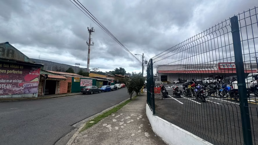 Venta Terreno comercial esquinero – Zapote, cerca Parque de la Paz