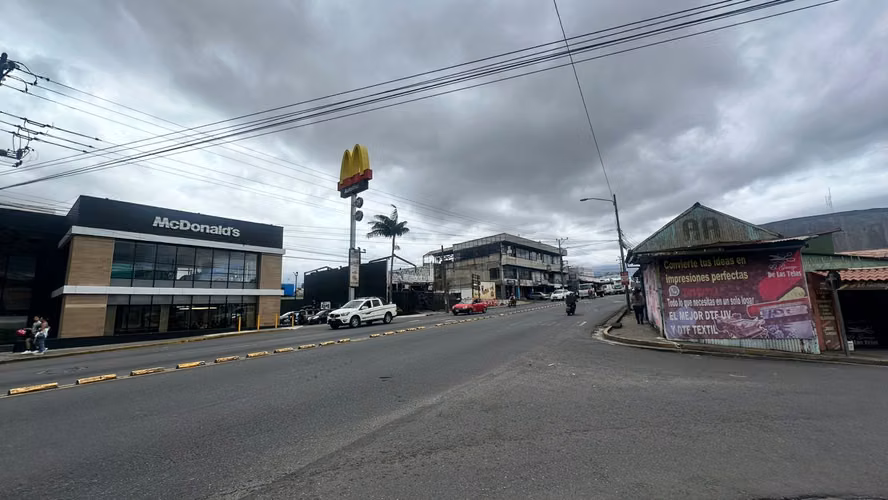 Venta Terreno comercial esquinero – Zapote, cerca Parque de la Paz