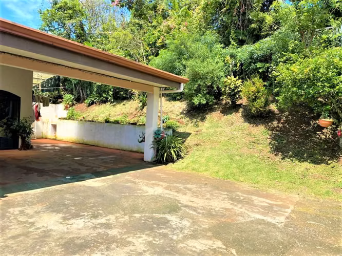 Preciosa casa semiurbana, 4 dormitorios, excelente ubicación.  ( CC 1284)