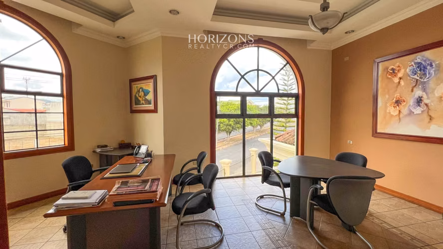 Edificio de Oficinas en Venta a 50m del TEC | Cartago | HCR25