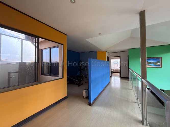 VENTA de Casa Amplia con Uso Mixto en Mercedes Norte de Heredia – Oportunidad y Excelente Ubicación