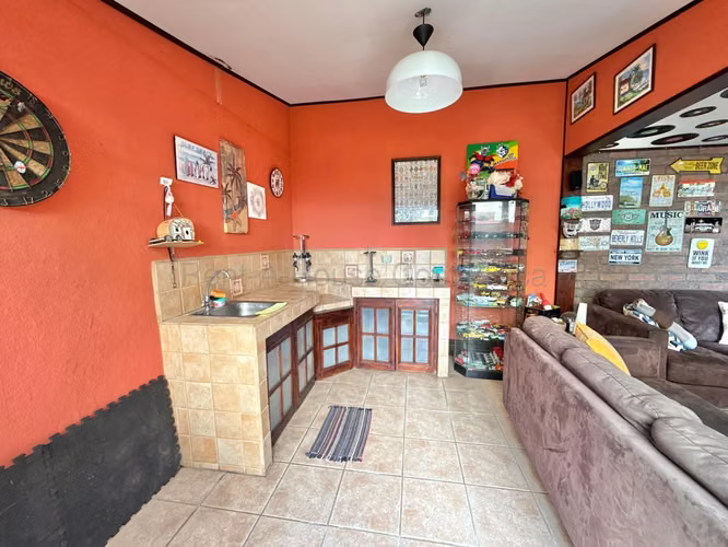 VENTA de Casa Amplia con Uso Mixto en Mercedes Norte de Heredia – Oportunidad y Excelente Ubicación