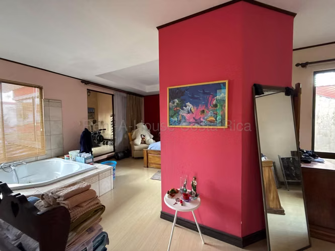 VENTA de Casa Amplia con Uso Mixto en Mercedes Norte de Heredia – Oportunidad y Excelente Ubicación