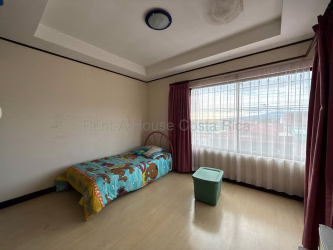 VENTA de Casa Amplia con Uso Mixto en Mercedes Norte de Heredia – Oportunidad y Excelente Ubicación