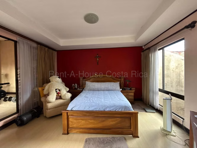 VENTA de Casa Amplia con Uso Mixto en Mercedes Norte de Heredia – Oportunidad y Excelente Ubicación