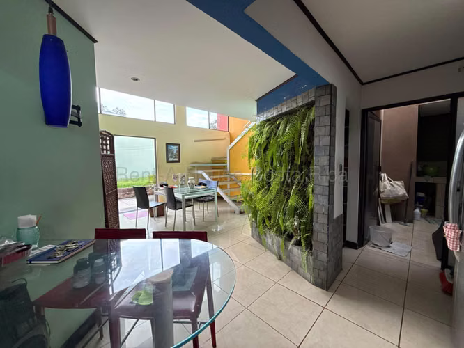 VENTA de Casa Amplia con Uso Mixto en Mercedes Norte de Heredia – Oportunidad y Excelente Ubicación