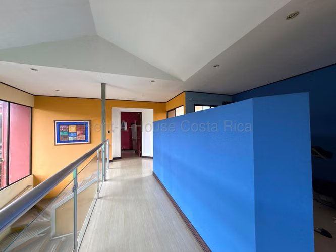 VENTA de Casa Amplia con Uso Mixto en Mercedes Norte de Heredia – Oportunidad y Excelente Ubicación