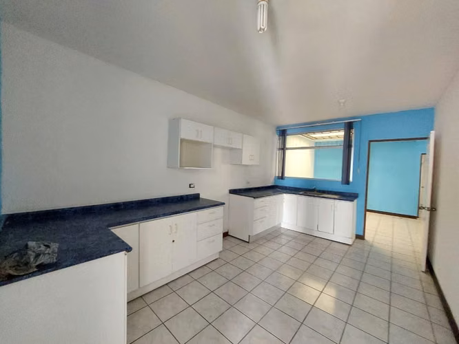 VENTA de Casa Espaciosa en Guadalupe con Potencial, cerca de la UCR-Betania-Circunvalacióm