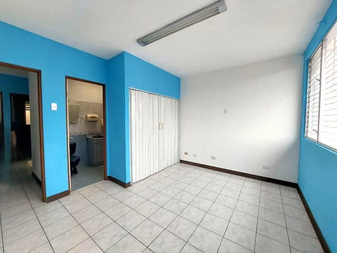VENTA de Casa Espaciosa en Guadalupe con Potencial, cerca de la UCR-Betania-Circunvalacióm