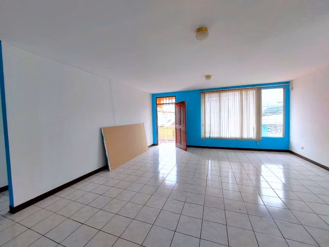 VENTA de Casa Espaciosa en Guadalupe con Potencial, cerca de la UCR-Betania-Circunvalacióm