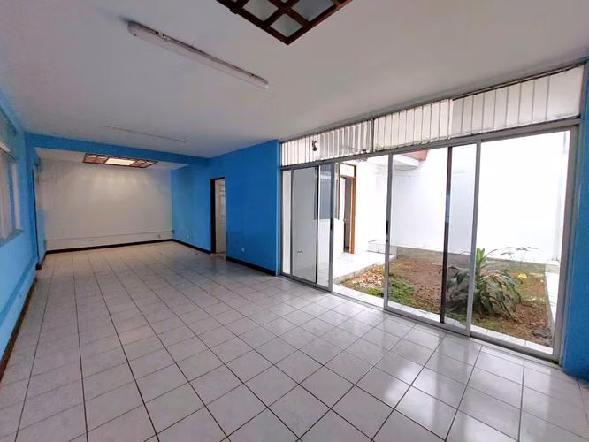 VENTA de Casa Espaciosa en Guadalupe con Potencial, cerca de la UCR-Betania-Circunvalacióm
