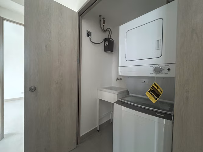 Se alquila apartamento NUEVO con línea blanca en Condominio Skyhouse