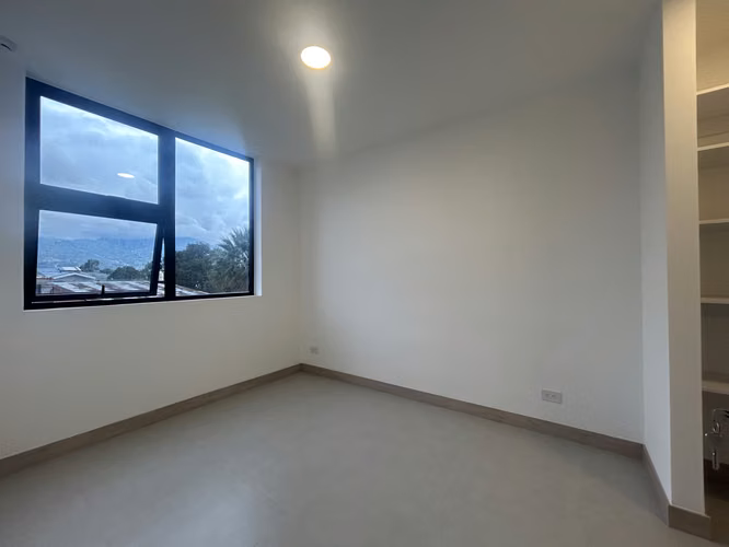 Se alquila apartamento NUEVO con línea blanca en Condominio Skyhouse
