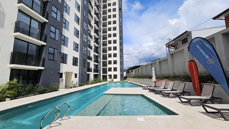 Se alquila apartamento NUEVO con línea blanca en Condominio Skyhouse