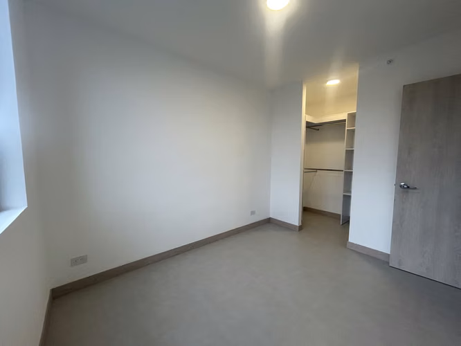 Se alquila apartamento NUEVO con línea blanca en Condominio Skyhouse