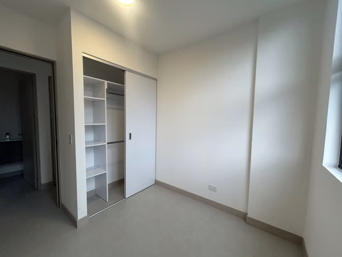 Se alquila apartamento NUEVO con línea blanca en Condominio Skyhouse