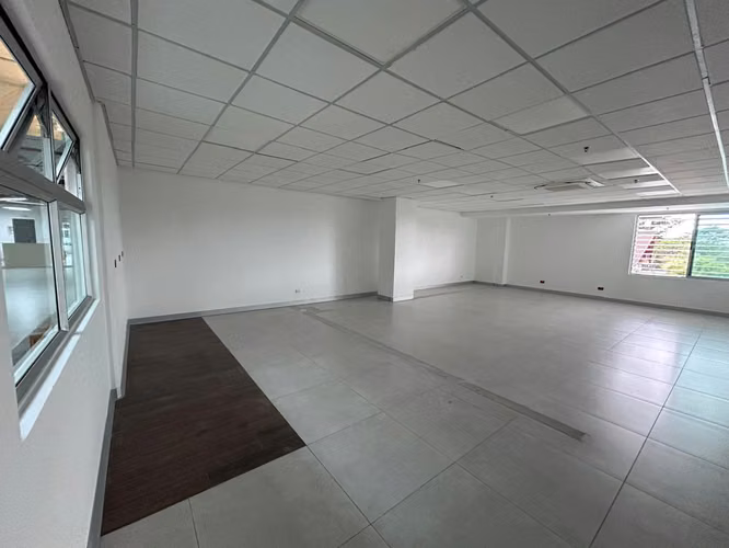 Alquiler de Local para Consultorio u Oficina en Centro Comercial en Guayabos