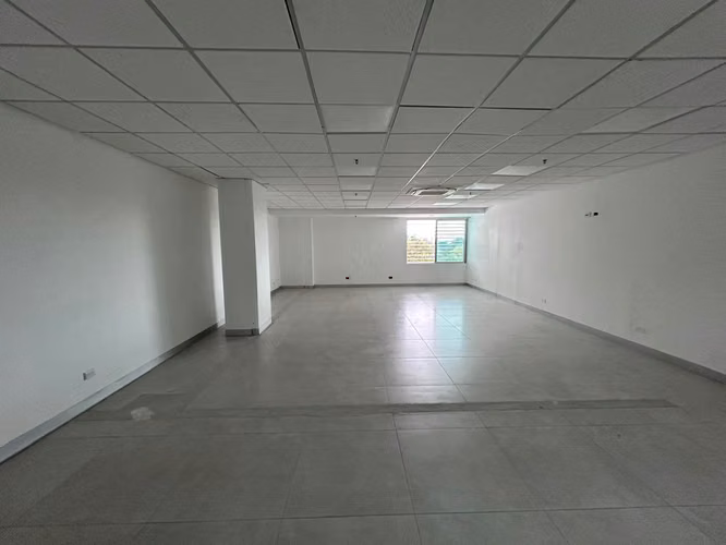 Alquiler de Local para Consultorio u Oficina en Centro Comercial en Guayabos
