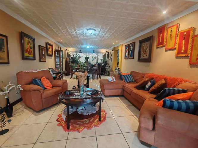 Venta espectacular casa Tres Rios Cartago 400 mts Construccion