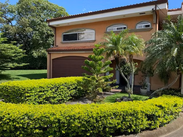Venta de amplia casa en Residencial Praderas del Sol Santa Ana