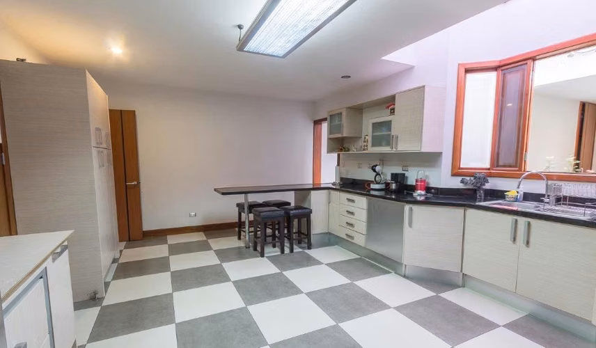 Venta de amplia casa en Residencial Praderas del Sol Santa Ana - Imagen 6