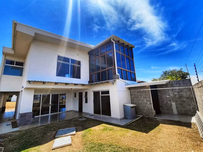 Casa Contemporánea en Condominio Montezuma | 3DOR / 2.5BA | 250 m²