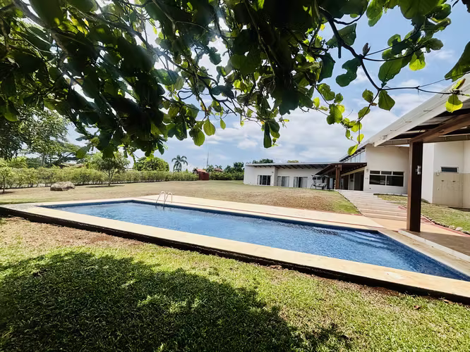 Rebajada. Quinta en San Mateo, con amplia casa, piscina y árboles frutales