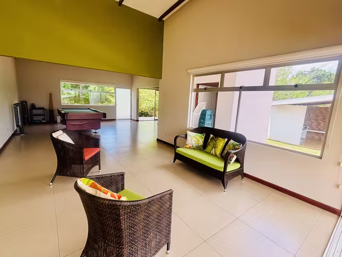 Rebajada. Quinta en San Mateo, con amplia casa, piscina y árboles frutales