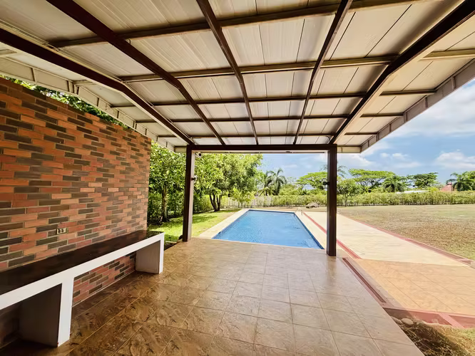 Rebajada. Quinta en San Mateo, con amplia casa, piscina y árboles frutales