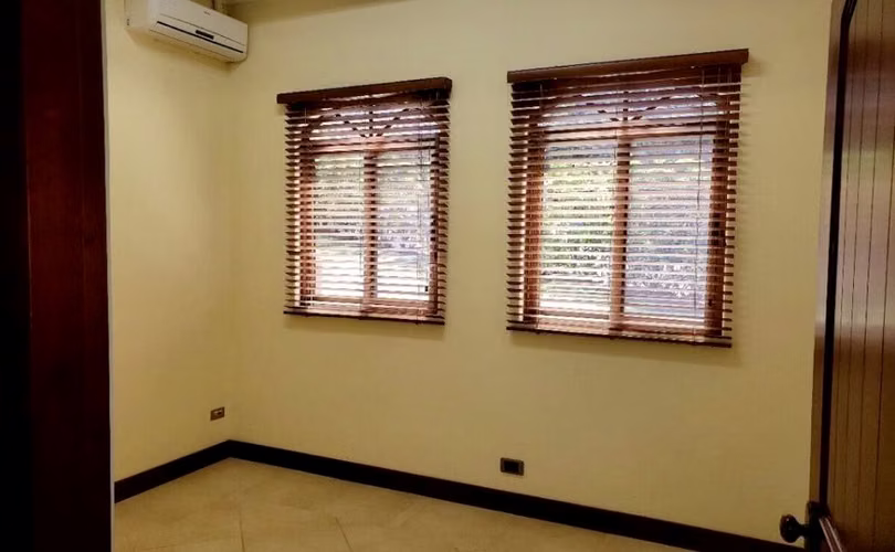 Rebajada. Esquinera, en un nivel y espacios amplios. En condominio en Brasil de Mora.