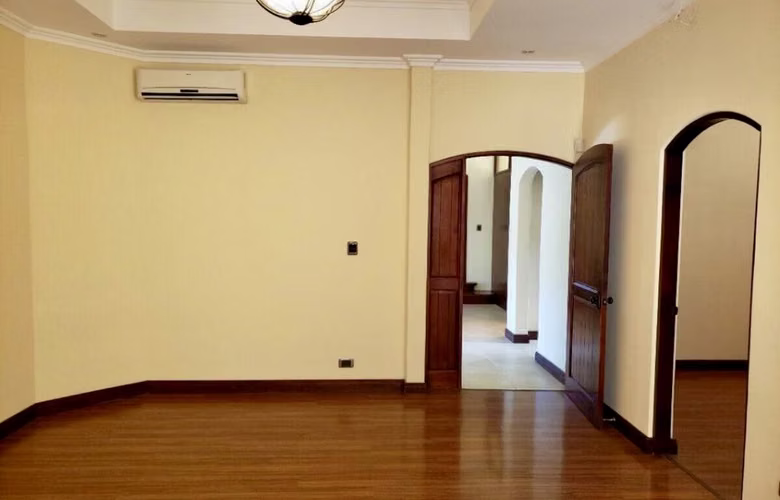 Rebajada. Esquinera, en un nivel y espacios amplios. En condominio en Brasil de Mora.