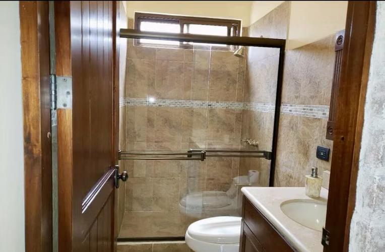 Rebajada. Esquinera, en un nivel y espacios amplios. En condominio en Brasil de Mora.