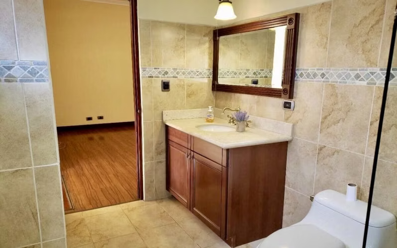 Rebajada. Esquinera, en un nivel y espacios amplios. En condominio en Brasil de Mora.