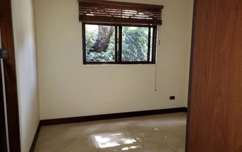 Rebajada. Esquinera, en un nivel y espacios amplios. En condominio en Brasil de Mora.