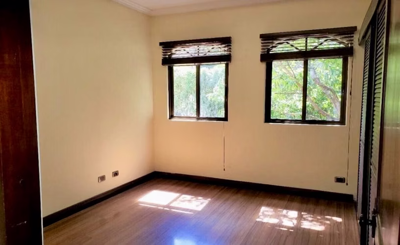Rebajada. Esquinera, en un nivel y espacios amplios. En condominio en Brasil de Mora.