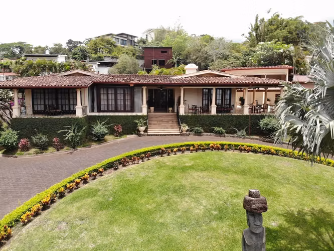 Venta, Una Propiedad Única Sobre la Ciudad – Oportunidad Excepcional en Alto de Las Palomas, Santa Ana - Imagen 8