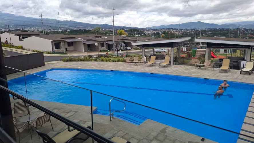 ALQUILER DE CASA EN CONDOMINIO EN MORAVIA - Imagen 12