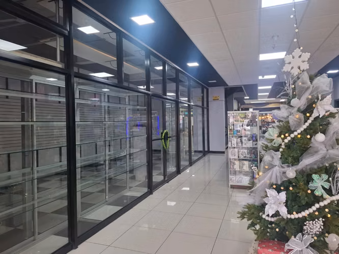 Alquilo local comercial 50m2 dentro de Centro comercial con seguridad y parqueos.