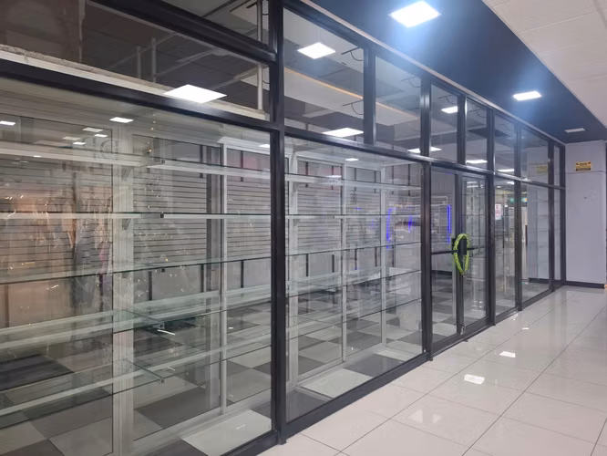 Alquilo local comercial 50m2 dentro de Centro comercial con seguridad y parqueos.