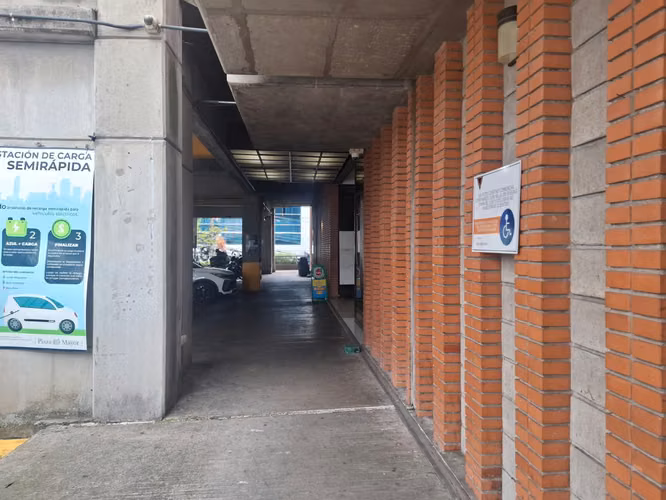 Alquilo local comercial 50m2 dentro de Centro comercial con seguridad y parqueos.