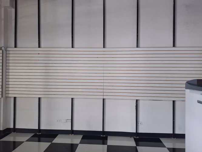 Alquilo local comercial 50m2 dentro de Centro comercial con seguridad y parqueos.