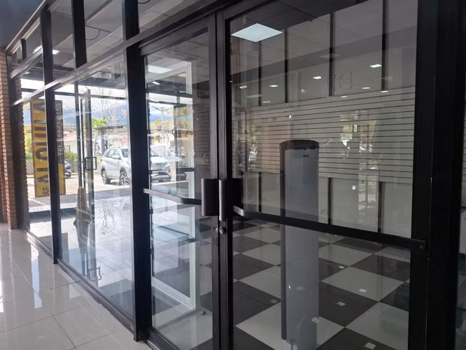 Alquilo local comercial 50m2 dentro de Centro comercial con seguridad y parqueos.