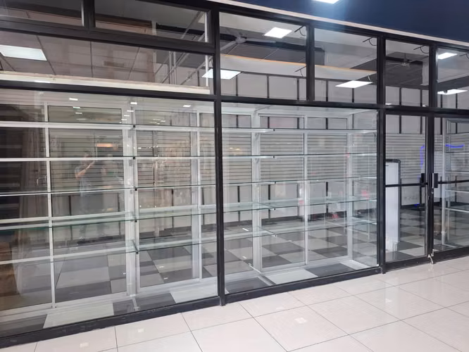 Alquilo local comercial 50m2 dentro de Centro comercial con seguridad y parqueos.