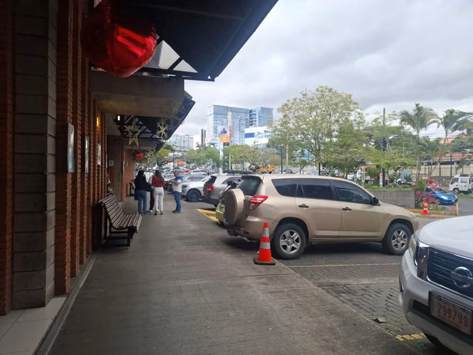 Alquilo local comercial 50m2 dentro de Centro comercial con seguridad y parqueos.