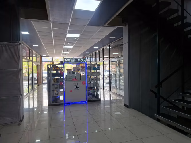 Alquilo local comercial 50m2 dentro de Centro comercial con seguridad y parqueos.
