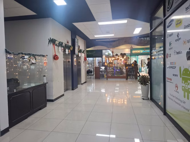 Alquilo local comercial 50m2 dentro de Centro comercial con seguridad y parqueos.