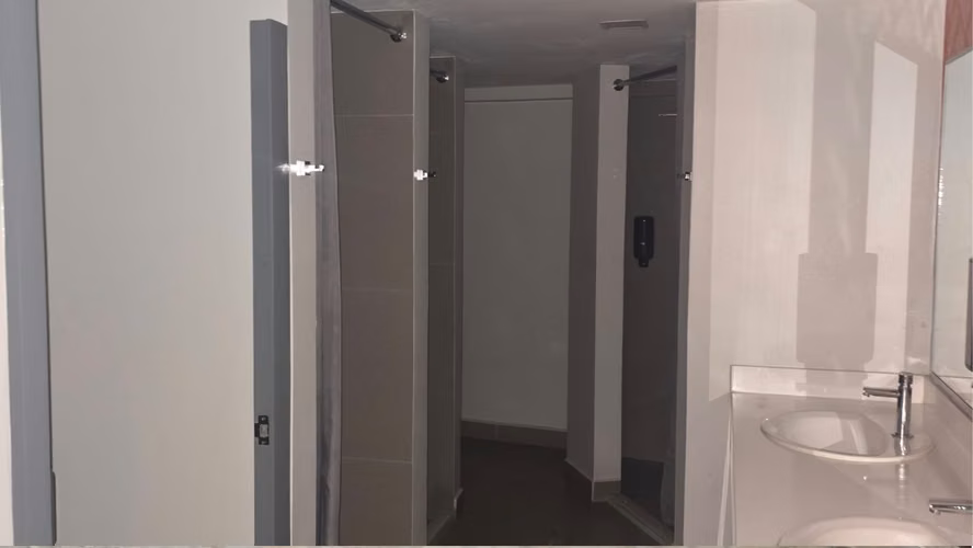 Amplio Local Comercial en Alquiler en Prestigioso Centro Comercial (ID 42472)