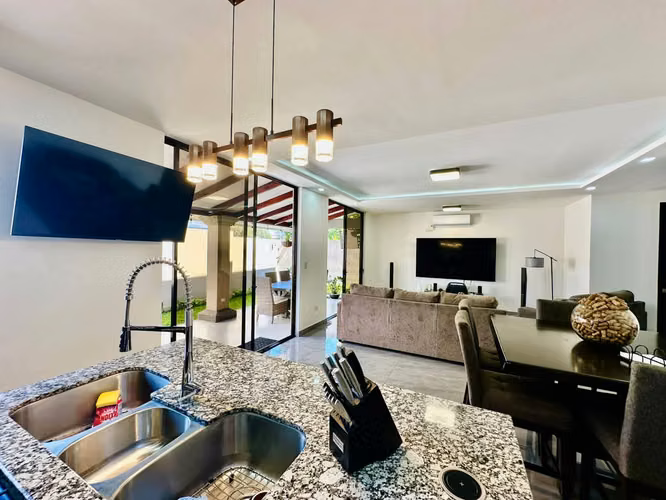 Venta de Exclusiva Casa en Condominio en Guachipelín Norte, Escazú | Amplios Espacios y Amenidades